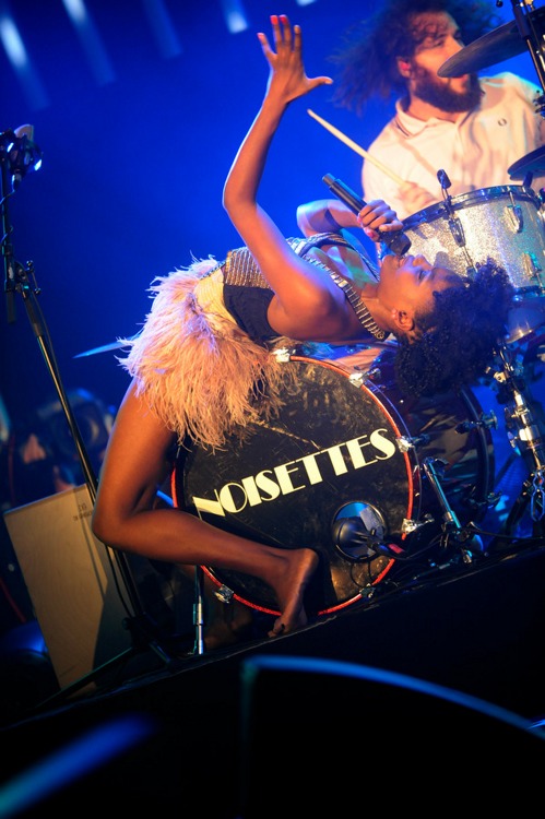 Frontfrau Shingai im Kurhaus Baden-Baden. – Noisettes live in Baden-Baden