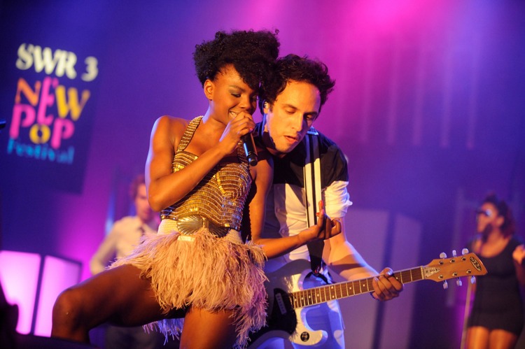 Frontfrau Shingai im Kurhaus Baden-Baden. – Noisettes live in Baden-Baden