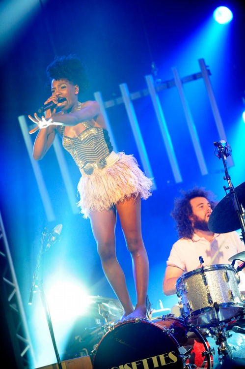 Frontfrau Shingai im Kurhaus Baden-Baden. – Noisettes live in Baden-Baden