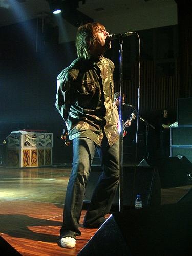 Oasis – Die Inseltwins bei ihrem Auftritt am 29.11.2002 im Messecentrum B. – Liam steht da wie immer.