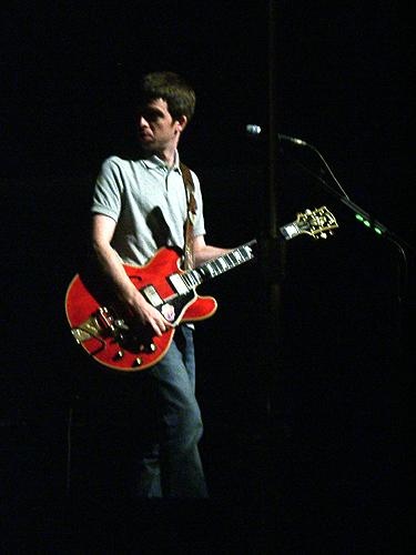 Oasis – Die Inseltwins bei ihrem Auftritt am 29.11.2002 im Messecentrum B. – Noels rote Gitarre.