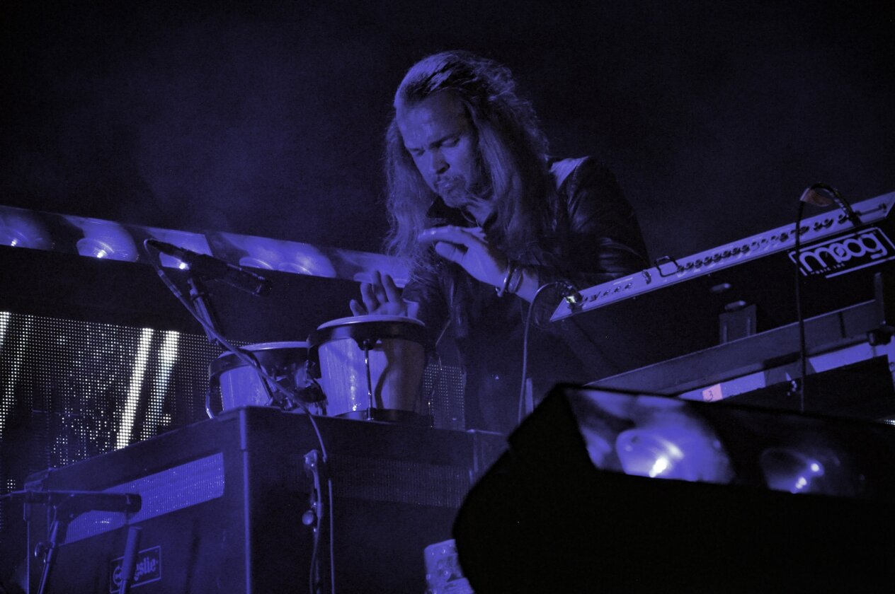 Opeth – Letzte Chance vor dem neuen Album: Nach Wacken machen Åkerfeldt und Co. halt für eine intime Clubshow. – Für "The Grand Conjuration" packt Keyboarder Svalberg die Bongos aus.