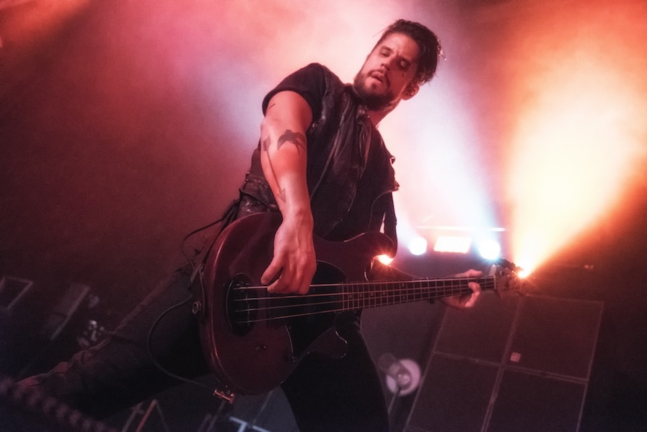 Papa Roach – On stage mit In Flames. – Tobin am Bass.