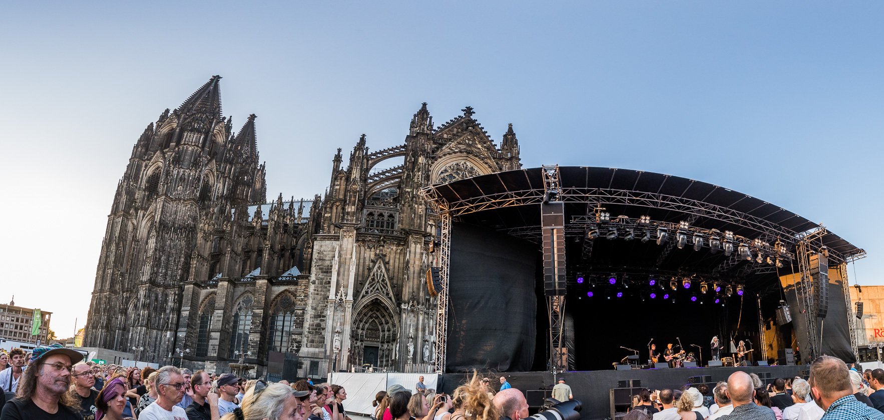 Patti Smith – Eine Musiklegende direkt am Dom. – Köln.