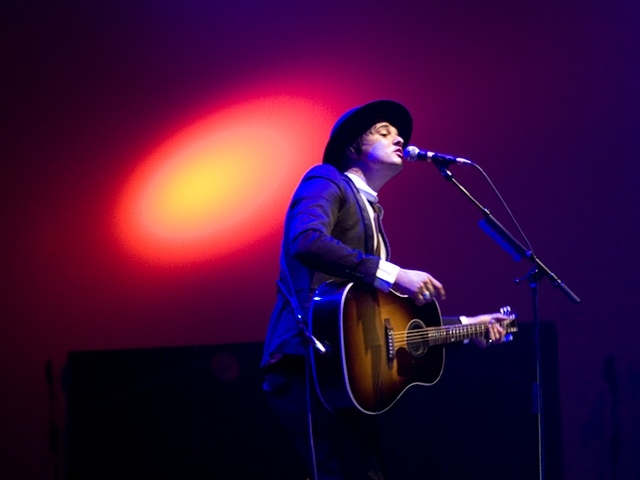 Peter Doherty – Pete solo und besinnlich beim Berlin Festival 2009 in Tempelhof. – Ganz Singer-Songwriter.