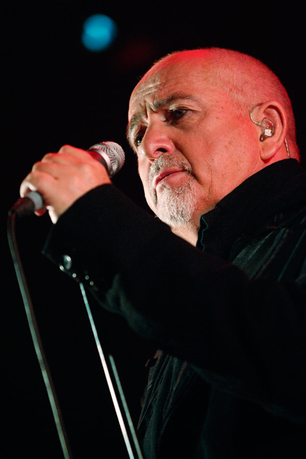 Ein Abenteuer war angekündigt und die ausverkaufte Arena bekam es – Peter Gabriel live in Köln.