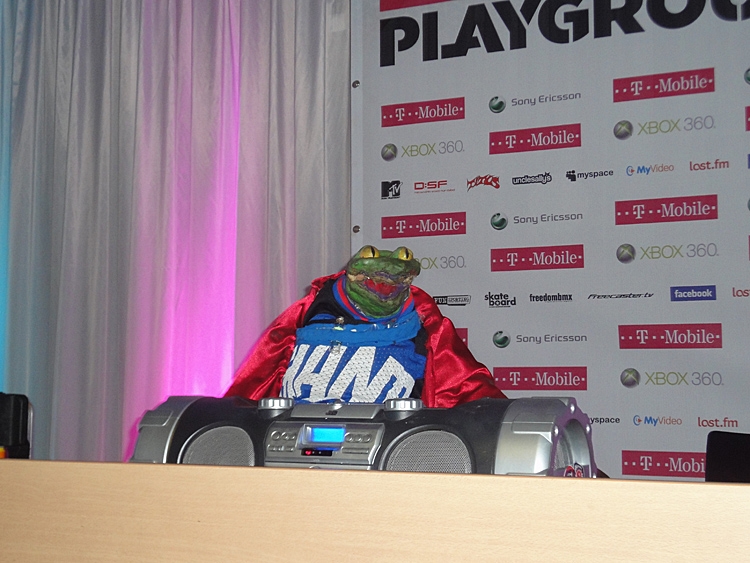 Puppetmastaz – Im Berliner Velodrom erklären die Rap-Puppen am 6.12.2009 das Bandende. – Wizard The Lizard eröffnet die Pressekonferenz mit seinen Soloplänen.