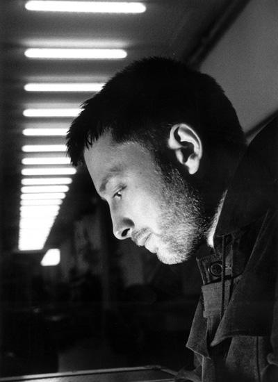 Pressefotos, die den Radiohead-Sänger recht gut porträtieren. – 