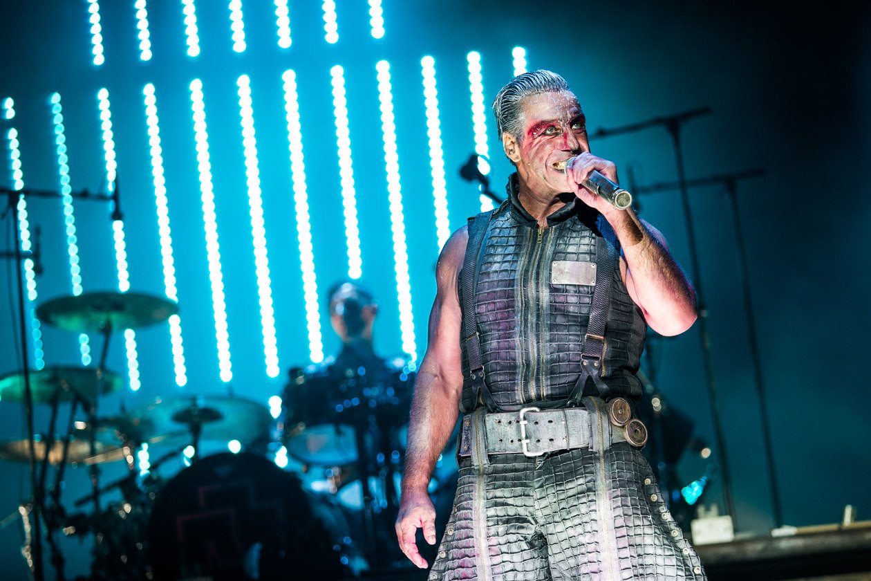 Rammstein – In Scheeßel spielten Till Lindemann und Co. noch ihren Headlinerslot, beim Southside kamen schwere Unwetter dazwischen. – Till Lindemann.