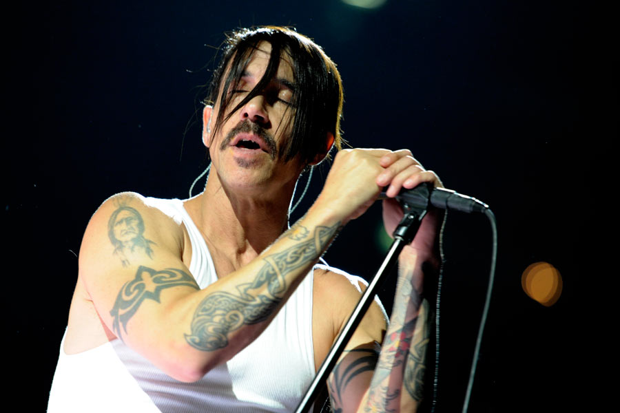 Red Hot Chili Peppers – Kiedis, Flea und Co. rocken die Crowd. – Anthony Kiedis am Mikro ...