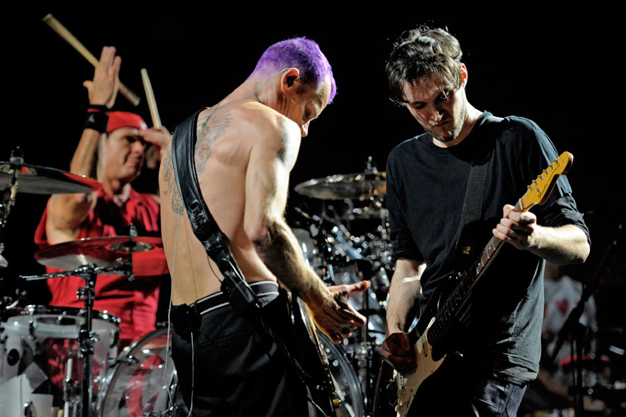 Red Hot Chili Peppers – Kiedis, Flea und Co. rocken die Crowd. – ... Drummer Chad, Flea am Bass und Josh an der Gitarre.