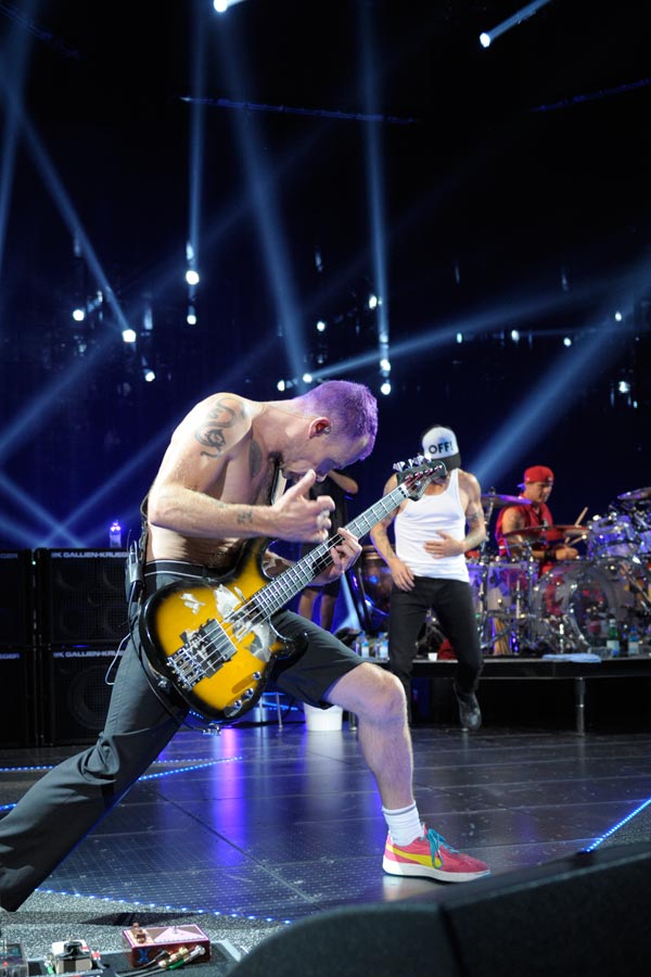 Red Hot Chili Peppers – Kiedis, Flea und Co. rocken die Crowd. – Flea.