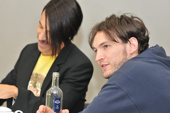 Red Hot Chili Peppers – Anthony Kiedis und Josh Klinghoffer beim Interview im Kölner Hyatt Hotel. – Anthony Kiedis und Josh Klinghoffer