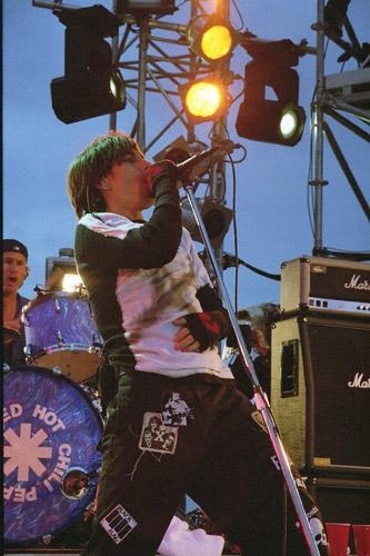 Die Red Hot Chili Peppers 2002 auf dem Dach von Saturn in Hamburg – Kiedis