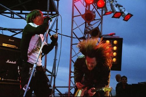 Die Red Hot Chili Peppers 2002 auf dem Dach von Saturn in Hamburg – Kiedis und Frusciante