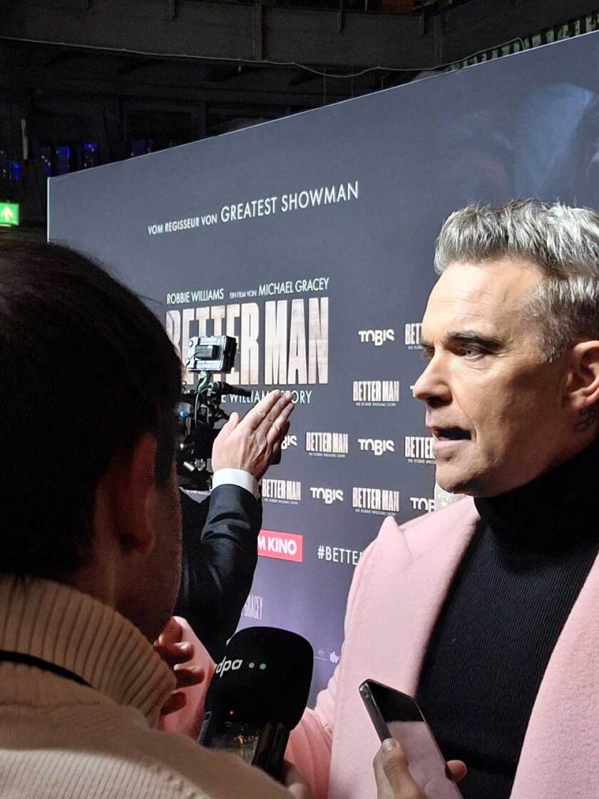 Robbie Williams wohnte der Deutschland-Premiere seines Biopics "Better Man" höchstpersönlich bei. – Robbie Williams.