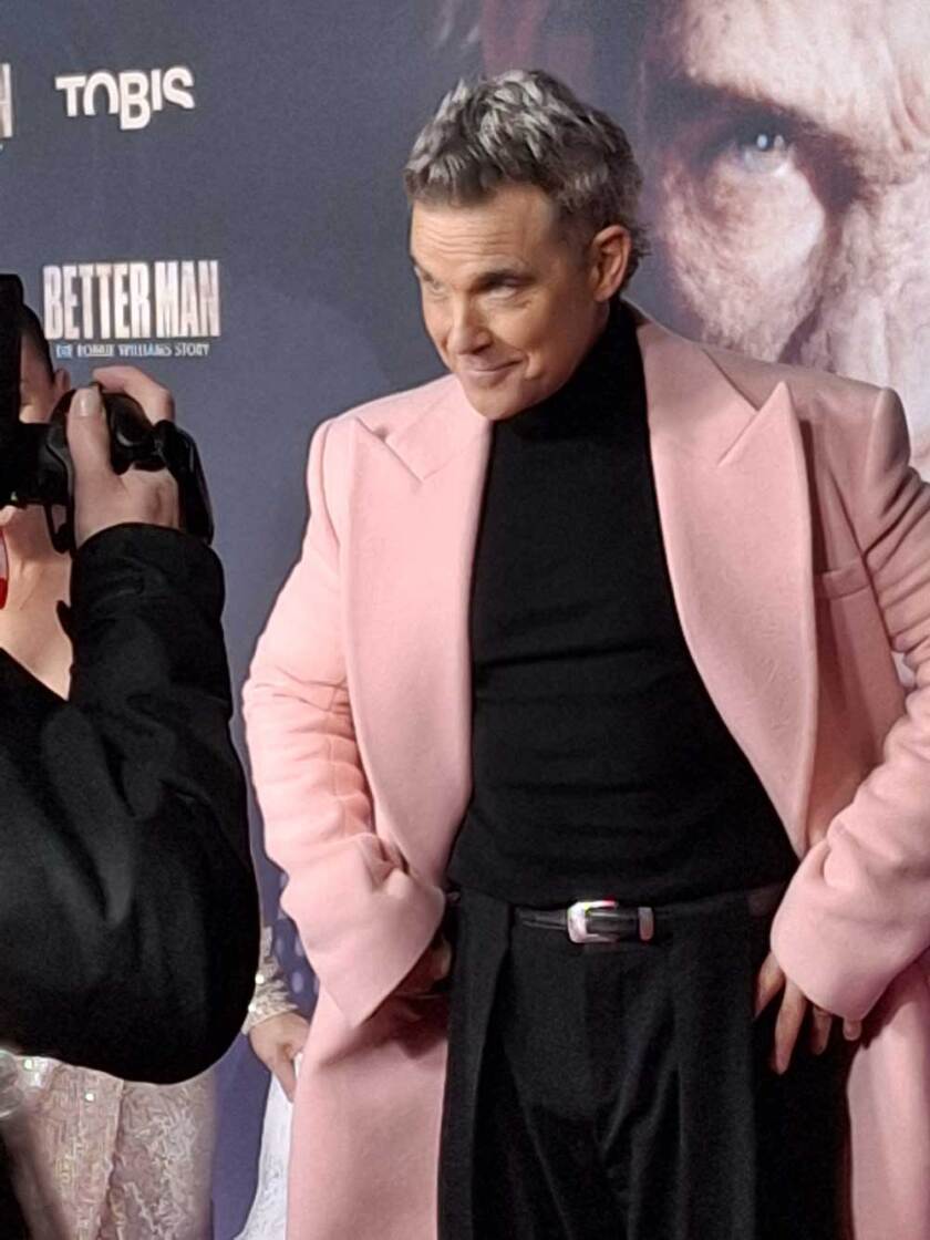 Robbie Williams wohnte der Deutschland-Premiere seines Biopics "Better Man" höchstpersönlich bei. – Robbie Williams.