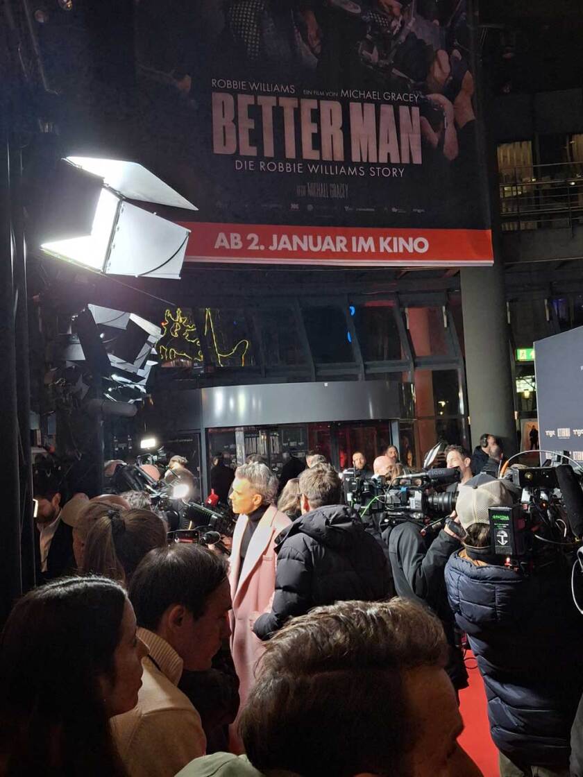 Robbie Williams wohnte der Deutschland-Premiere seines Biopics "Better Man" höchstpersönlich bei. – Am Kölner Cinedom.