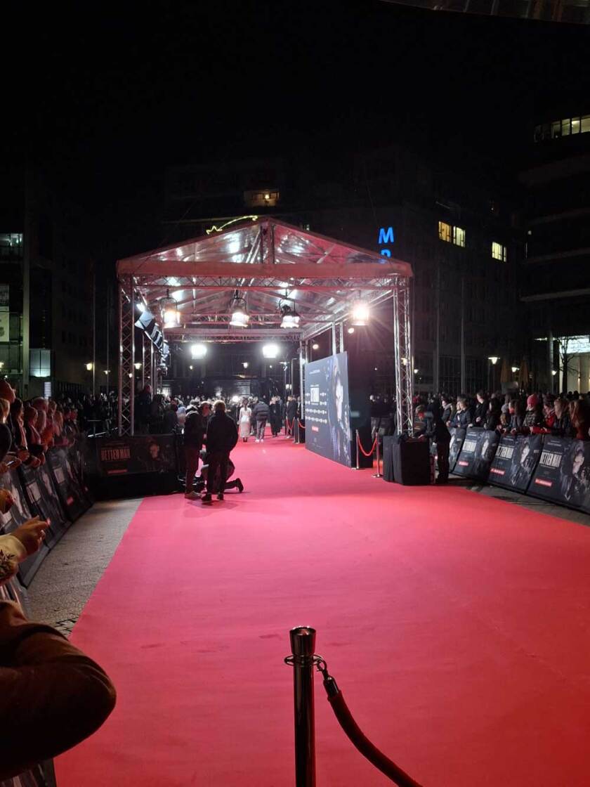 Robbie Williams wohnte der Deutschland-Premiere seines Biopics "Better Man" höchstpersönlich bei. – Red carpet.