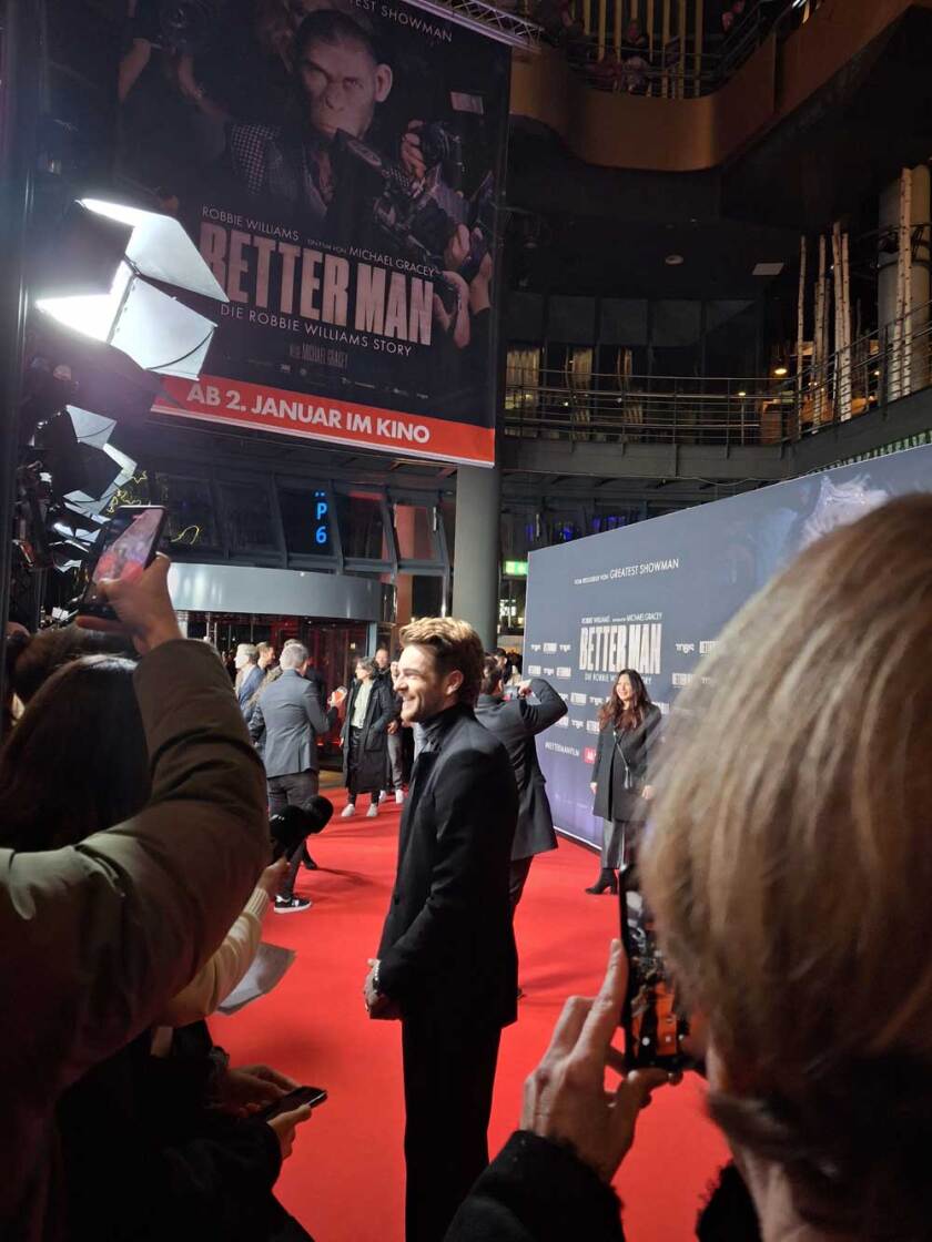 Robbie Williams wohnte der Deutschland-Premiere seines Biopics "Better Man" höchstpersönlich bei. – Robbies Double: Jonno Davies.