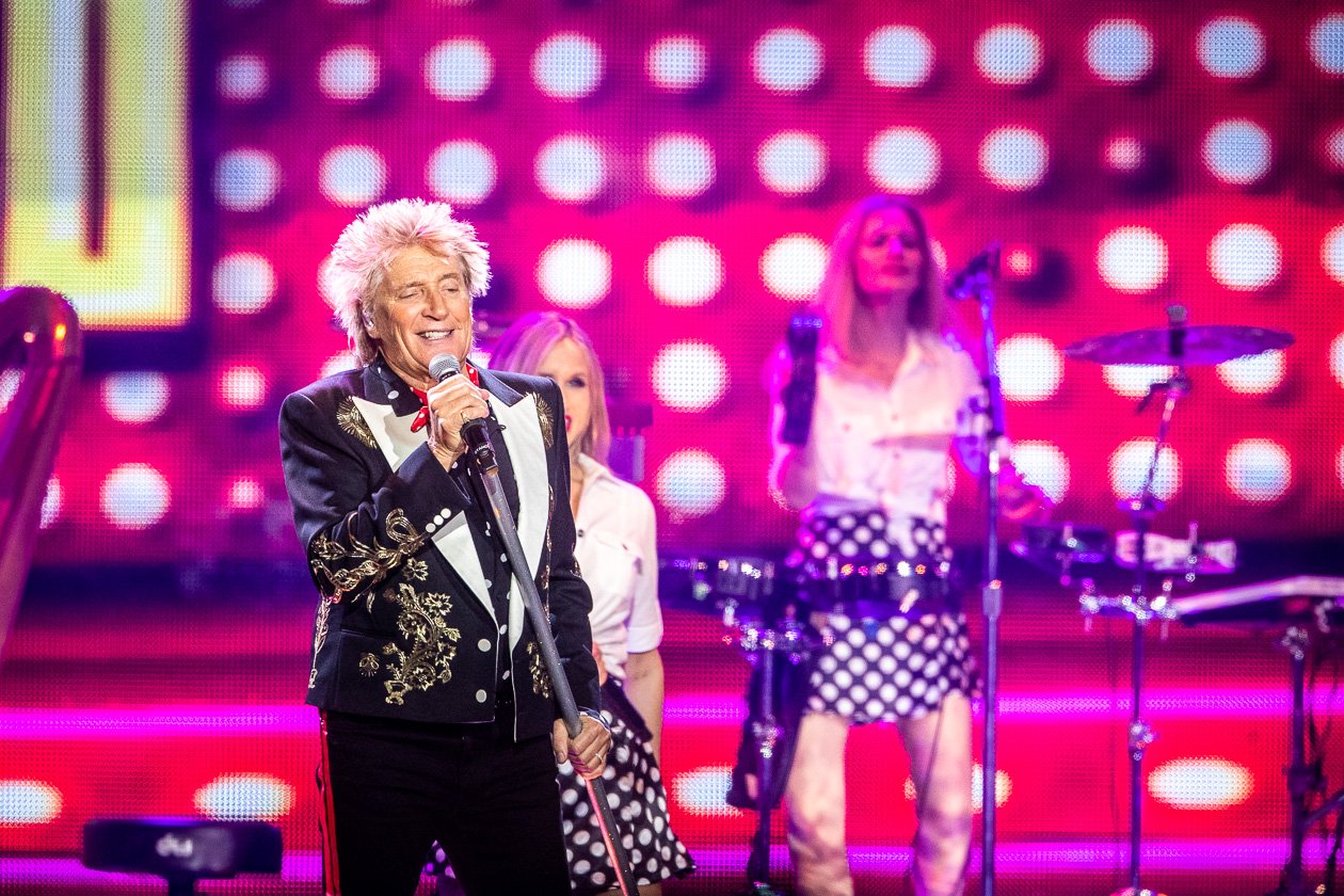 Have a drink on him!  Zum Auftakt der Europatour in Berlin. – Rod Stewart.