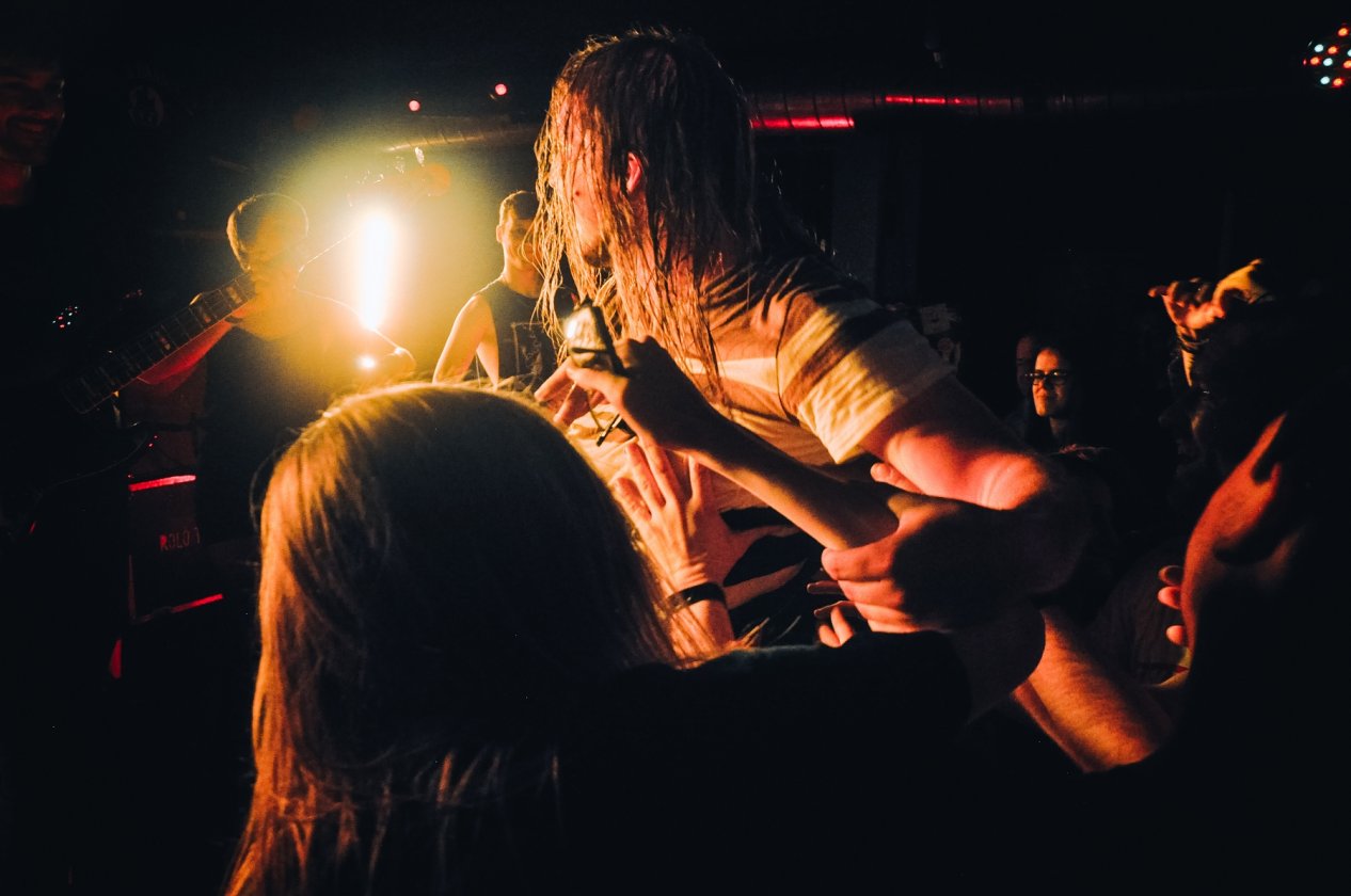 Rolo Tomassi – Die Power des Mathcore im Nacken: Die Briten mit einer kunterbunten Show im Kölner MTC. – Stage-Dive-Action.