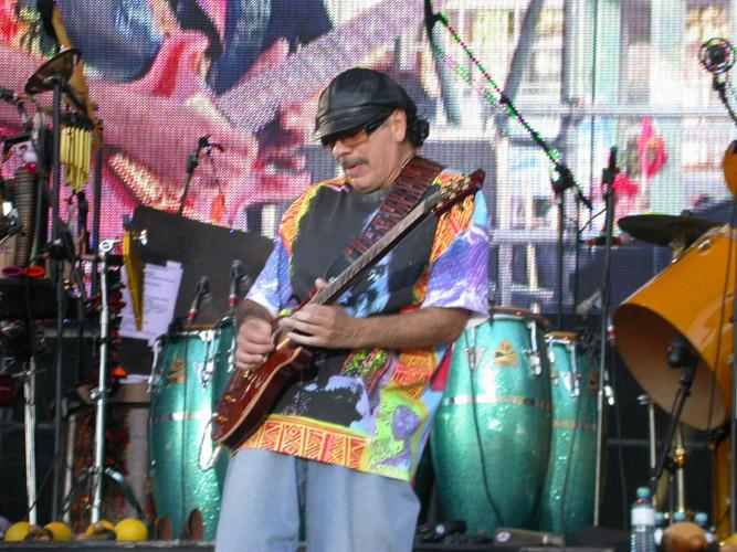 Santana – "My music strives to communicate that message of unity." - Diesmal von Tony Lindsay unterstützt. – 