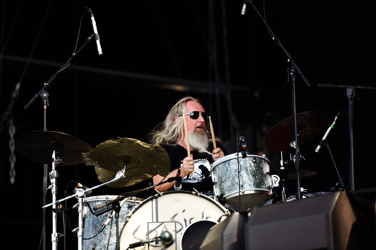 Seasick Steve – Der weit über 70-jährige Kalifornier ist ein echter Festivalliebling. – His drummer.