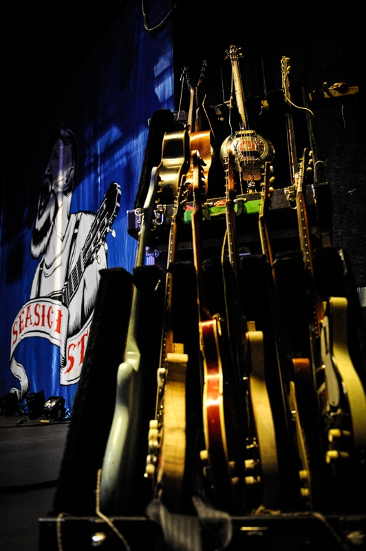 Seasick Steve und seine Gitarren in Zürich. – Seasick Steve, Zürich, 2013