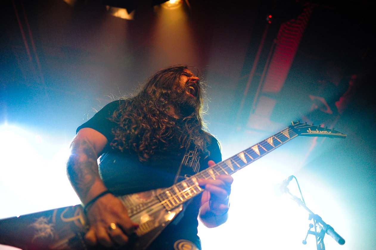 Sepultura – Machine Messiah: Derrick Green walzen den ausverkauften Kulturladen platt. – I Am The Enemy!