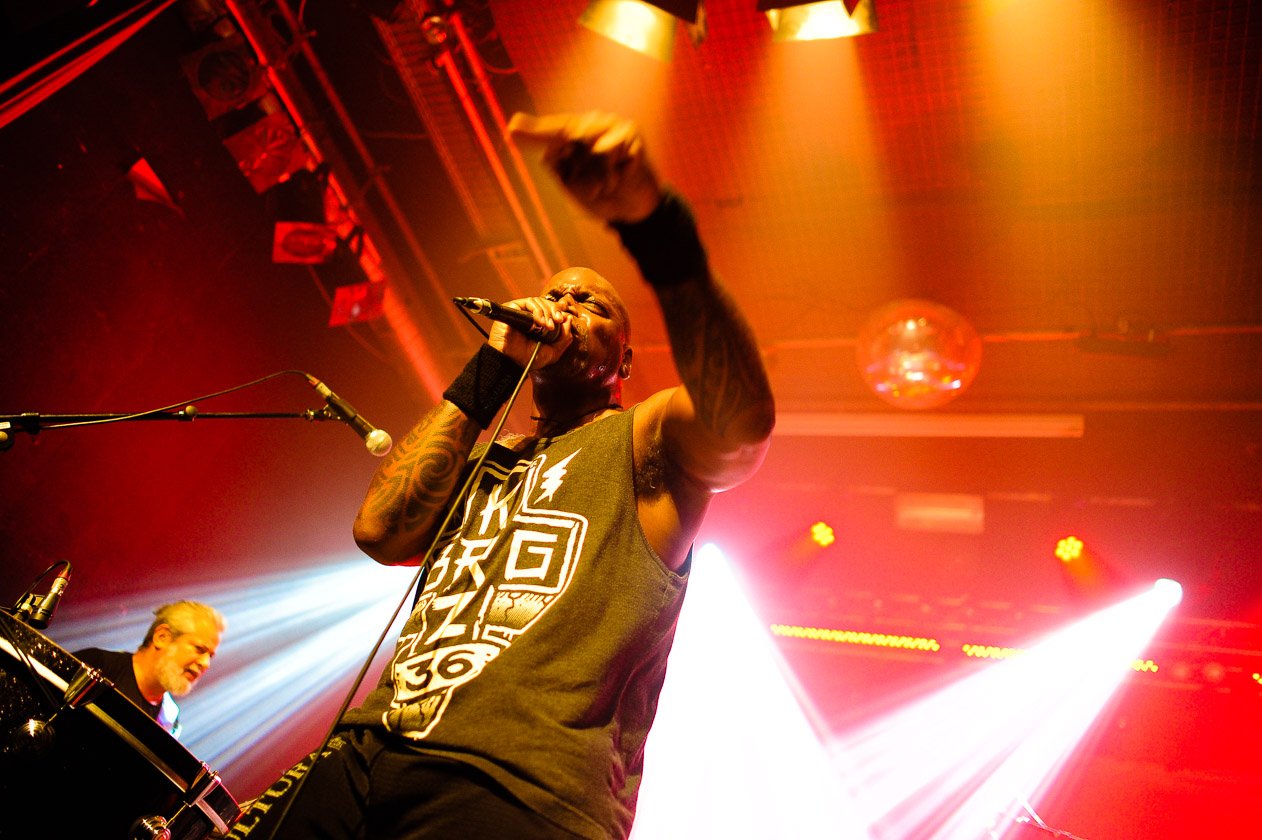 Sepultura – Machine Messiah: Derrick Green walzen den ausverkauften Kulturladen platt. – Roots Bloody Roots!