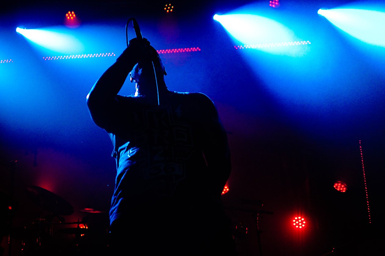 Sepultura – Machine Messiah: Derrick Green walzen den ausverkauften Kulturladen platt. – Slave New World.