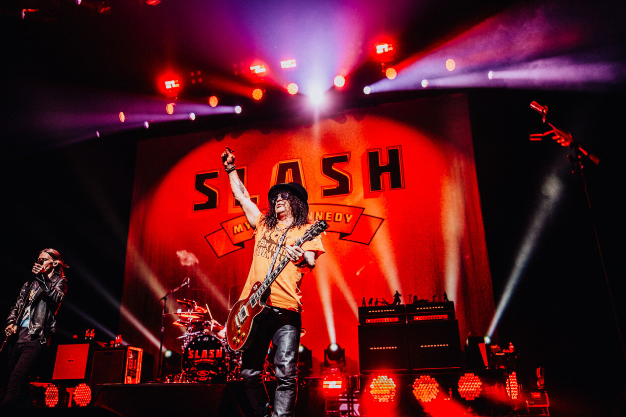 Der Guns N' Roses-Gitarrist mit Myles Kennedy und The Conspirators on tour. Im Doppelpack mit Mammoth WVH. – Myles und Slash.