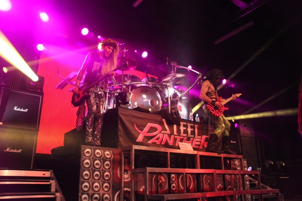 For real: Hairspray-Metal im Gibson. – Steel Panther 2012