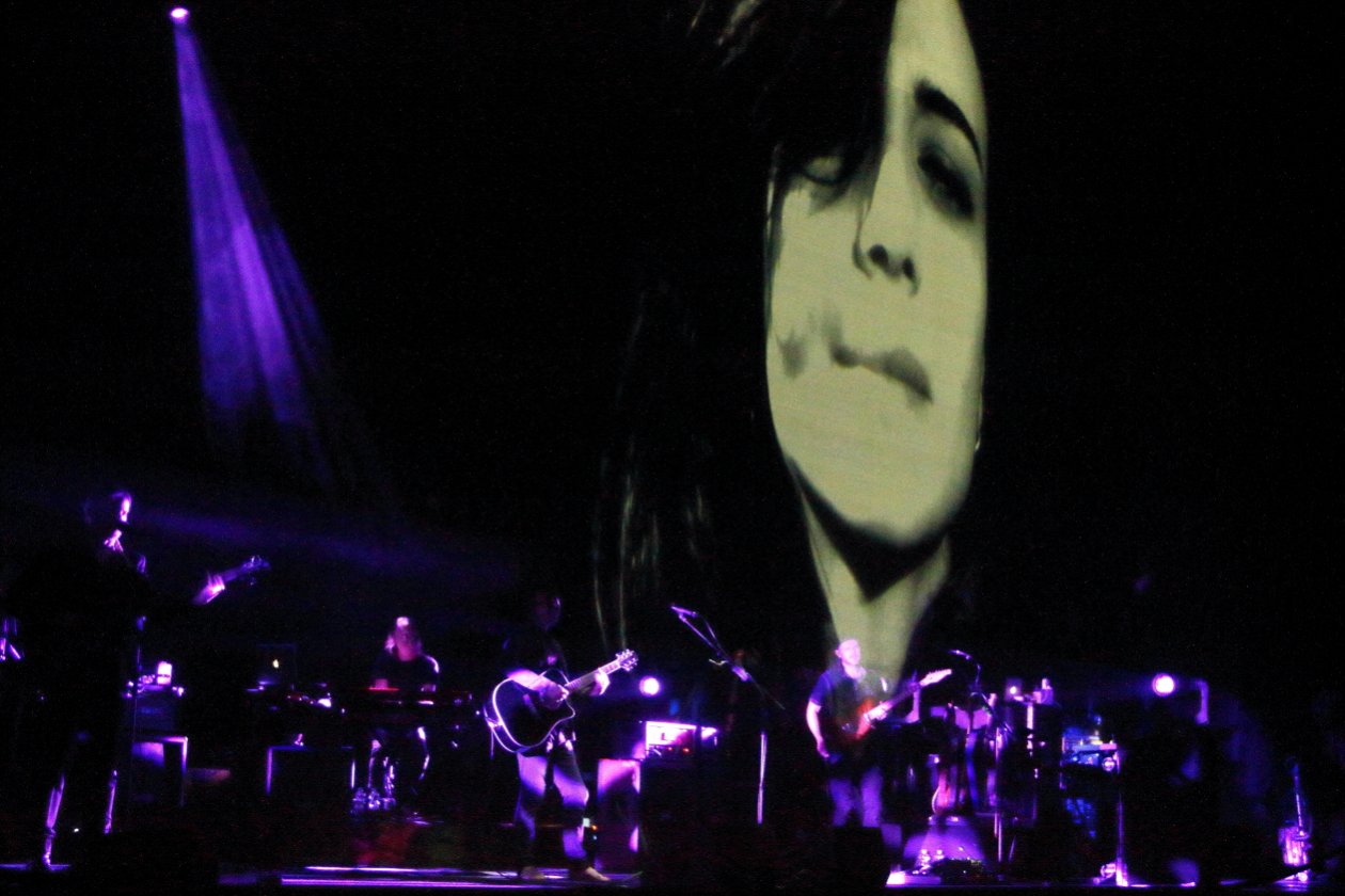 Steven Wilson – Da poppt der Progger: "To The Bone" live. – Ninet Tayeb - auf dem Vorhang.