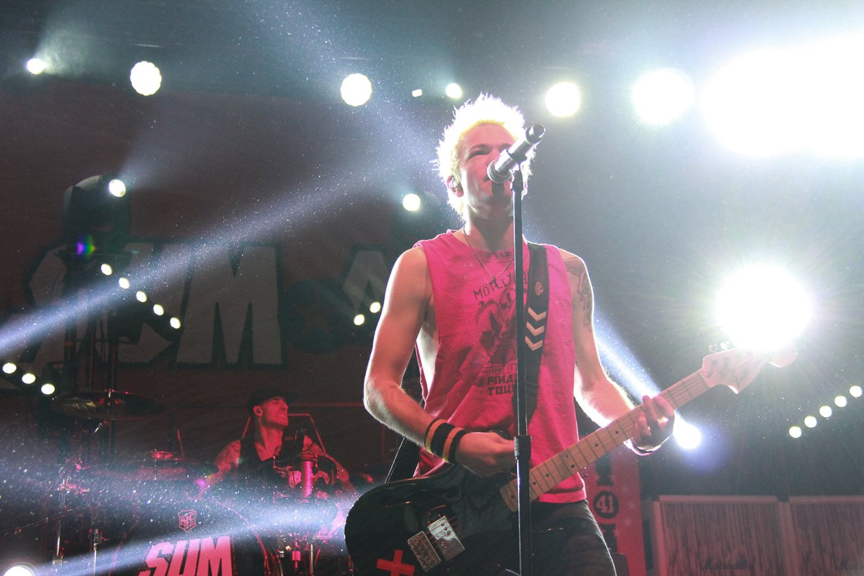 Sum 41 – Ein Haufen guter Laune auf der Punkpop-Party mit Deryck Whibley und Co. in der Hauptstadt. – Deryck.