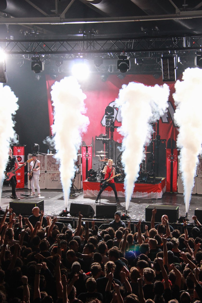 Sum 41 – Ein Haufen guter Laune auf der Punkpop-Party mit Deryck Whibley und Co. in der Hauptstadt. – Smoke and play.