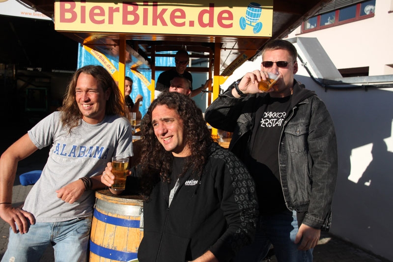 Tankard und Bagage auf der Bierbike-Tour durch Frankfurt. – Tankard