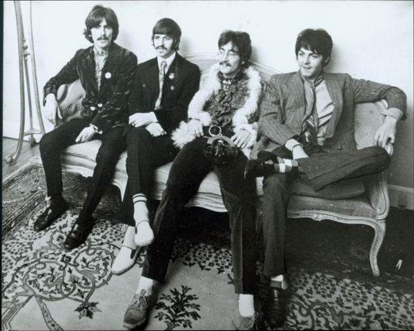The Beatles – Zehn Pressefotos der Jungs aus Liverpool. – I sit, and meanwhile back.