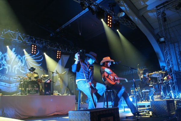 The BossHoss – 60% Musik, 40% Gelaber, so kennt man die Cowboys aus der Hauptstadt. – 