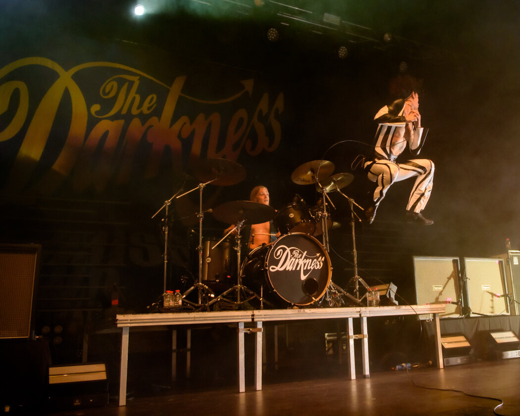 Startschuss zur Europatournee: So spielfreudig wie gesund präsentiert sich die Band um Charismatiker Justin Hawkins. – The Darkness.