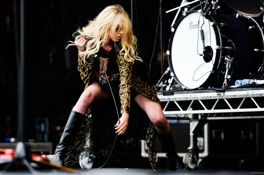 The Pretty Reckless – Frontgirl Taylor Momsen und Band in full effect. – Taylor mit Bassdrum.