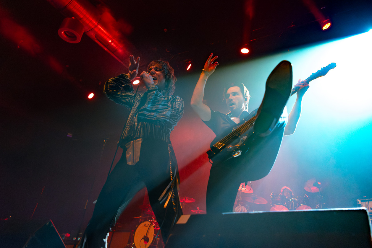 Viel Spielfreude, sauberer Sound und ordentlich Rockstar- Attitüde: ein perfekter Auftritt. – The Struts.