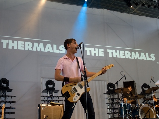 Rock auf dem Rollfeld: The Thermals beim Berlin Festival 2009 in Tempelhof. – The Thermals rocken Tempelhof!