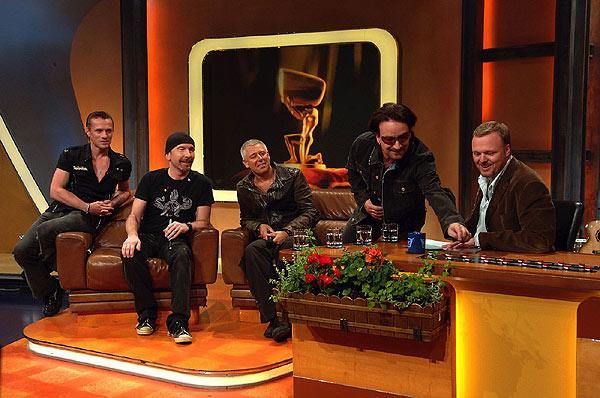 Im 30. Jahr ihrer Karriere besuchten U2 zum ersten Mal ein deutsches TV-Studio. – ... auf dem Sofa
