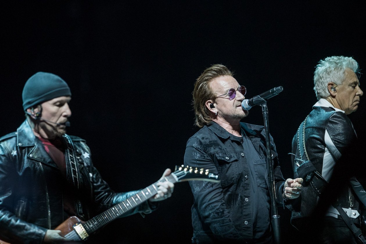 U2 beim Europa-Start der eXPERIENCE + iNNOCENCE Tour 2018 in Berlin – David Howell Evans (The Edge), Paul David Hewson (Bono) und 	Adam Clayton