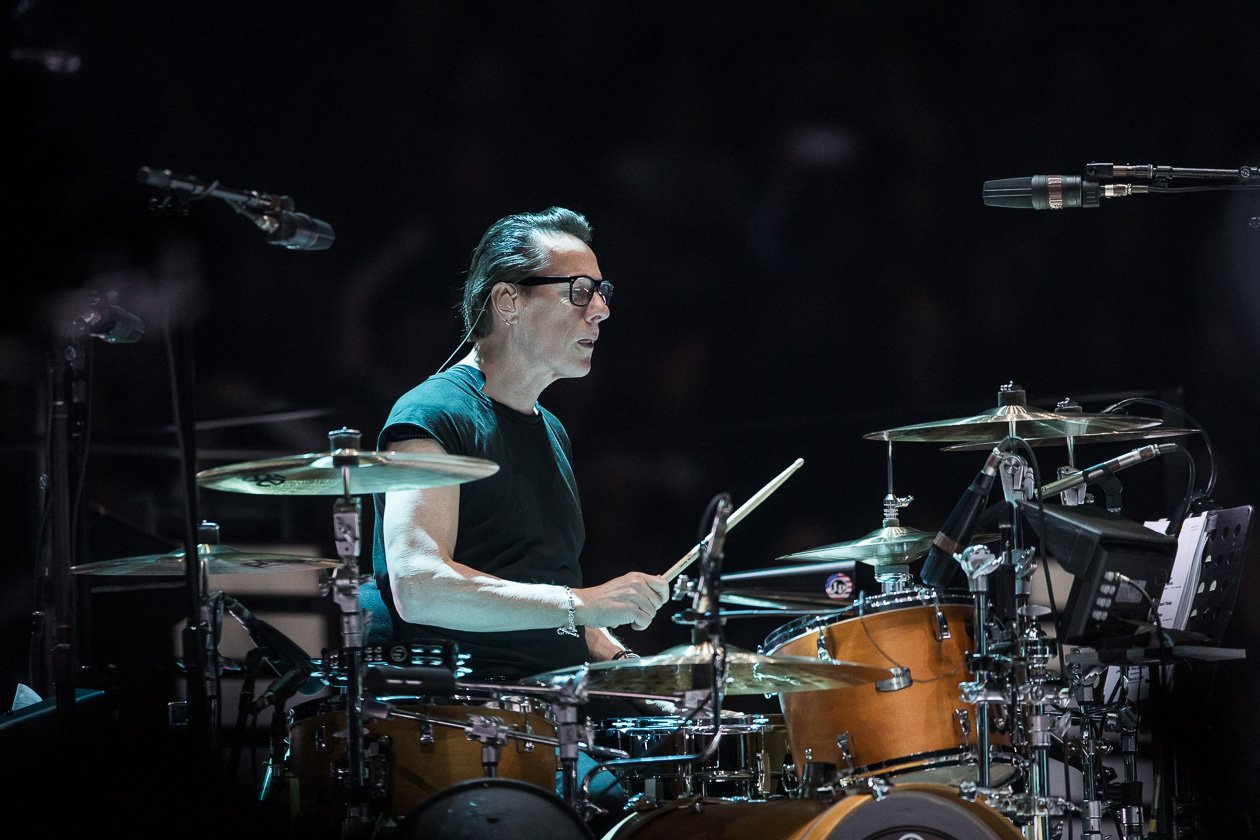 U2 beim Europa-Start der eXPERIENCE + iNNOCENCE Tour 2018 in Berlin – Larry Mullen junior an den Drums