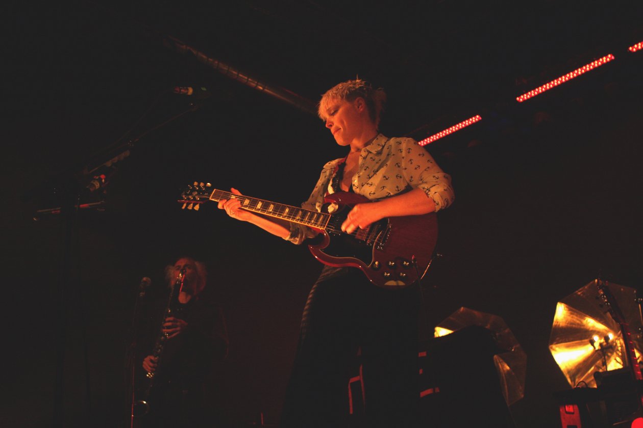 Wallis Bird – Wallis schrammelt auf der E-Gitarre. Im Hintergrund an der Klarinette: Aidan.