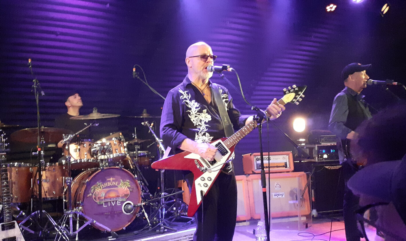 Wishbone Ash – Prog-Rock-Epen, AOR-Ohrwürmer und ein Blues-Ausflug: Andy Powell und seine Bandkollegen überzeugen in Freiburg mit einer abwechslungsreichen, nostalgietrunkenen Setlist und viel Spielfreude. – Bassist Bob Skeat ist seit den späten 90ern dabei und spielt seine Routine im Jazzhaus seelenruhig aus. 