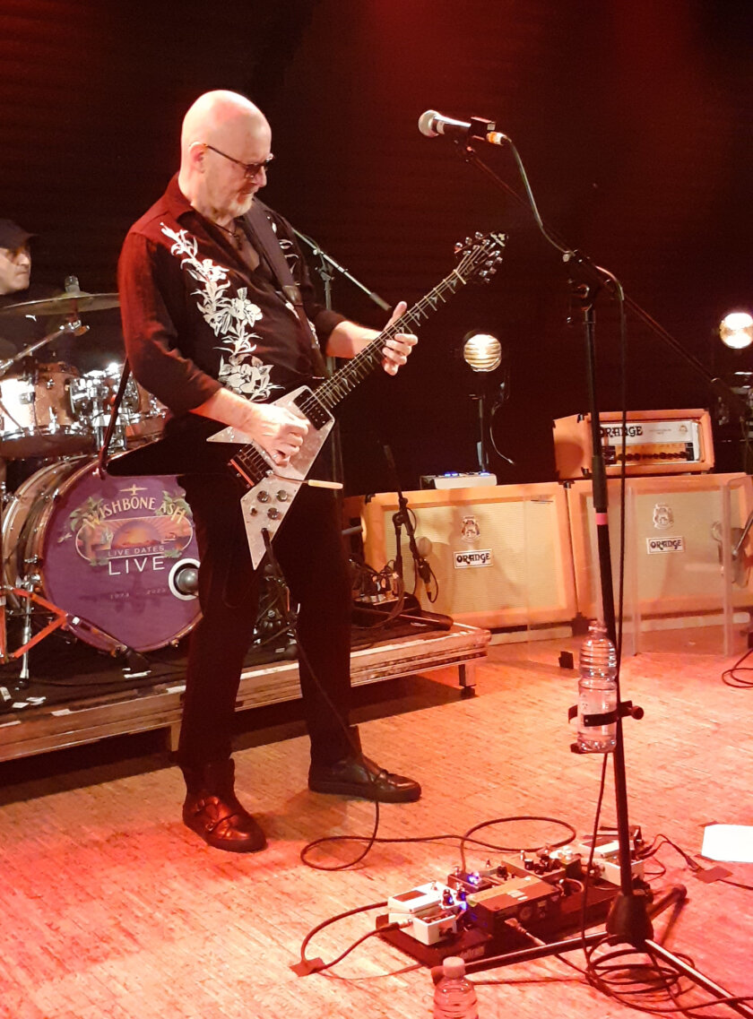 Wishbone Ash – Prog-Rock-Epen, AOR-Ohrwürmer und ein Blues-Ausflug: Andy Powell und seine Bandkollegen überzeugen in Freiburg mit einer abwechslungsreichen, nostalgietrunkenen Setlist und viel Spielfreude. – Gründungsmitglied Andy Powell macht sowohl als Gitarrist als auch als Stilikone weiterhin eine gute Figur.
